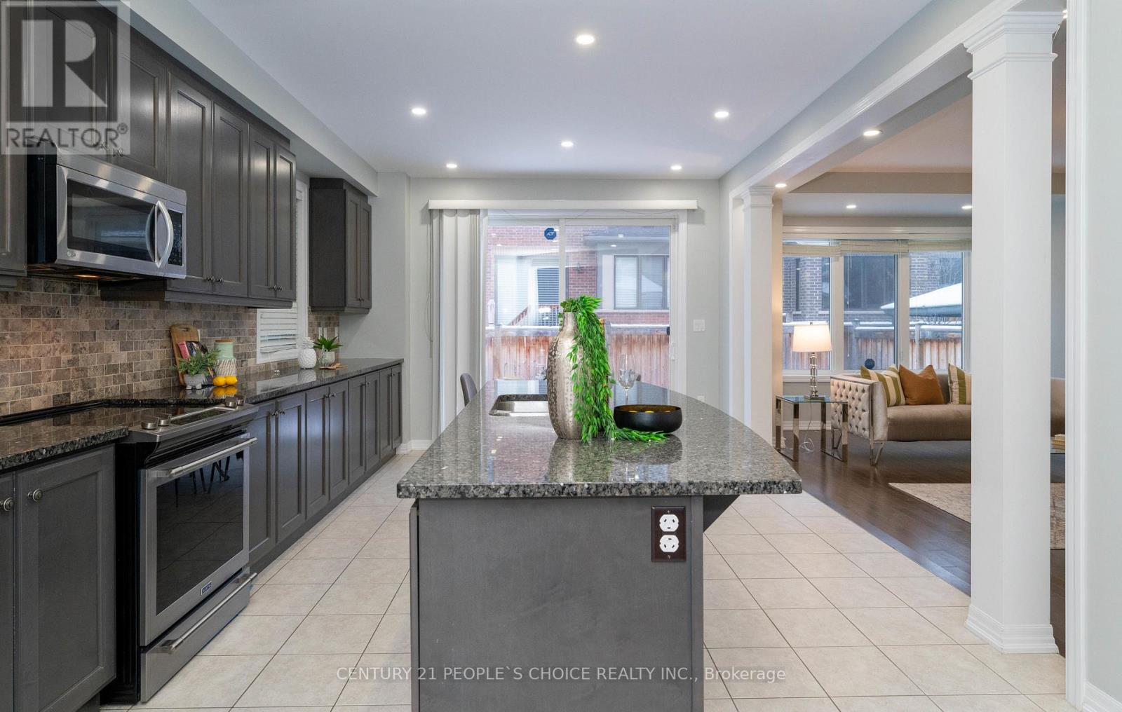 381 Dahlia Trail, Oakville, Ontario  L6M 1L4 - Photo 6 - W12722982