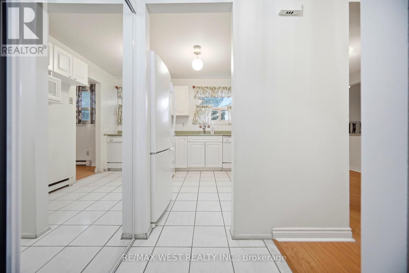 6 Hillpark Trail, Brampton, Ontario  L6S 1R1 - Photo 4 - W12723086