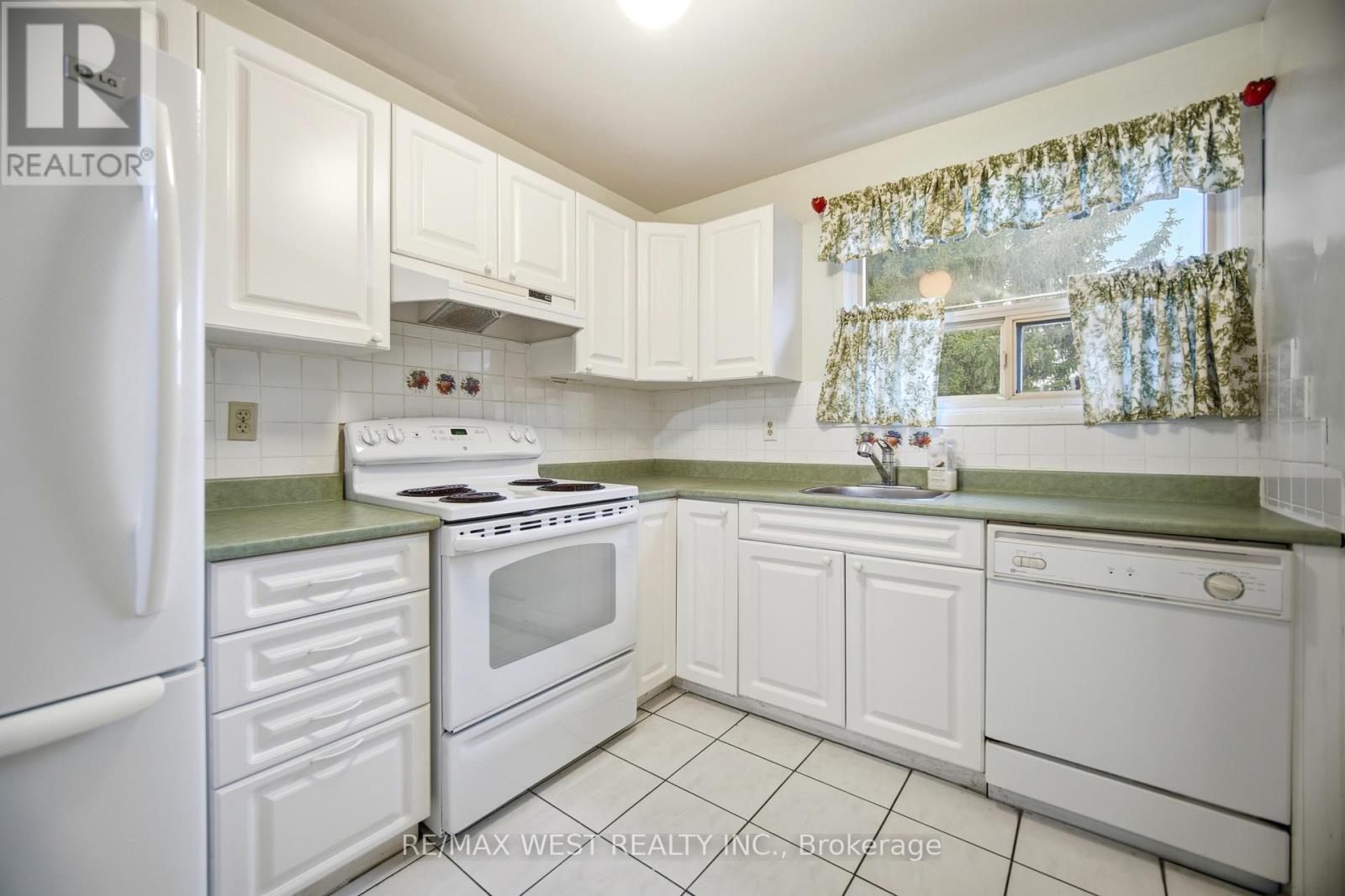 6 Hillpark Trail, Brampton, Ontario  L6S 1R1 - Photo 7 - W12723086