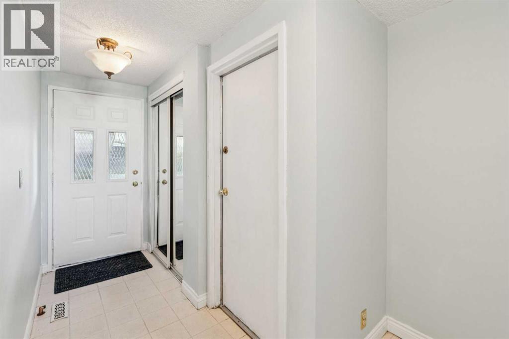 308 Woodvale Crescent Sw, Calgary, Alberta  T2W 3P3 - Photo 4 - A2280162