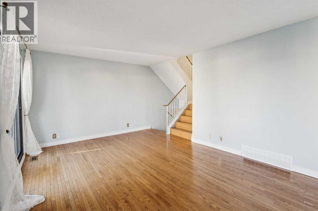 308 Woodvale Crescent Sw, Calgary, Alberta  T2W 3P3 - Photo 8 - A2280162