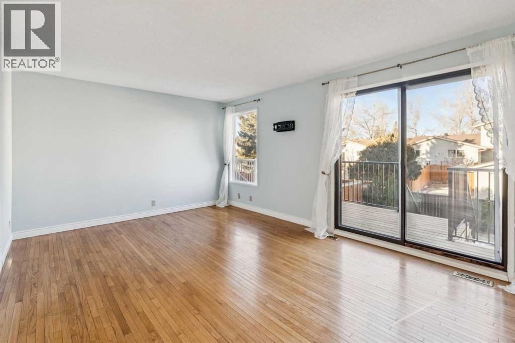 308 Woodvale Crescent Sw, Calgary, Alberta  T2W 3P3 - Photo 5 - A2280162