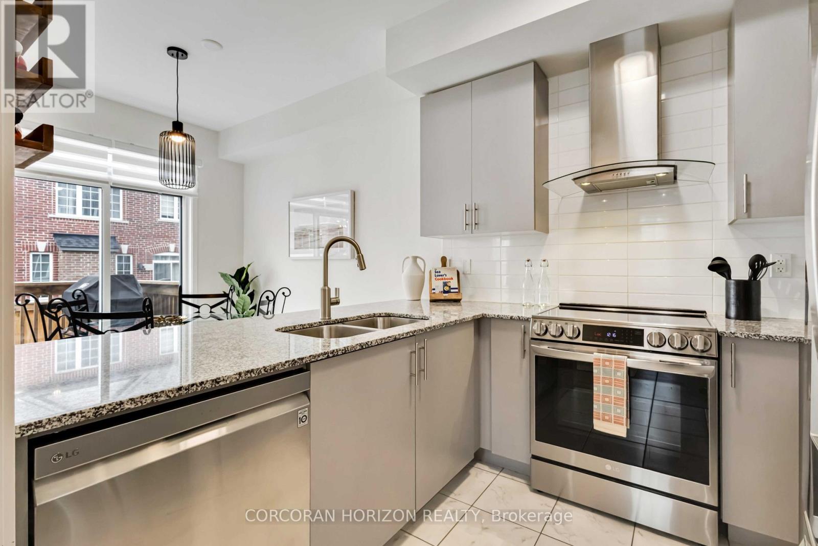 81 Dundonald Trail, Newmarket, Ontario  L3Y 0E1 - Photo 14 - N12675004