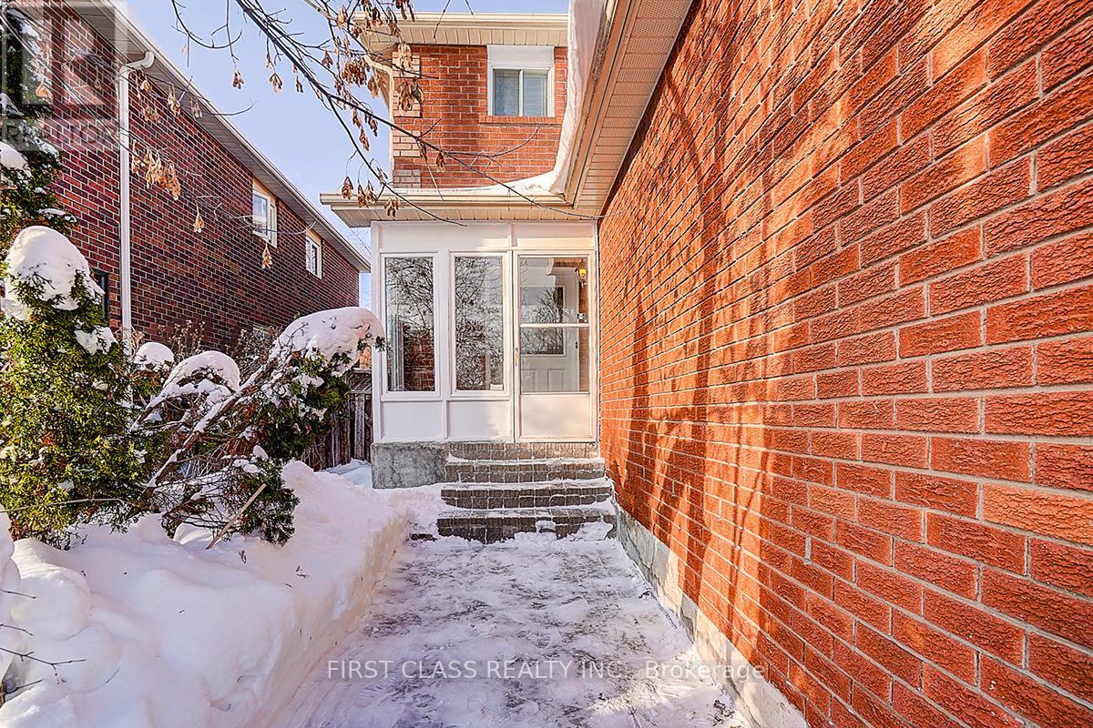20 Lorraine Street, Richmond Hill, Ontario  L4C 0A1 - Photo 2 - N12721454