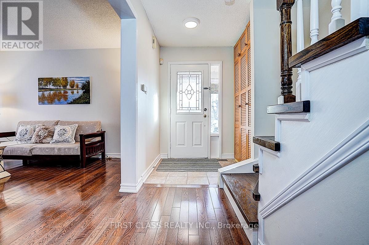 20 Lorraine Street, Richmond Hill, Ontario  L4C 0A1 - Photo 3 - N12721454