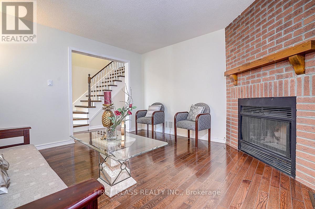 20 Lorraine Street, Richmond Hill, Ontario  L4C 0A1 - Photo 7 - N12721454