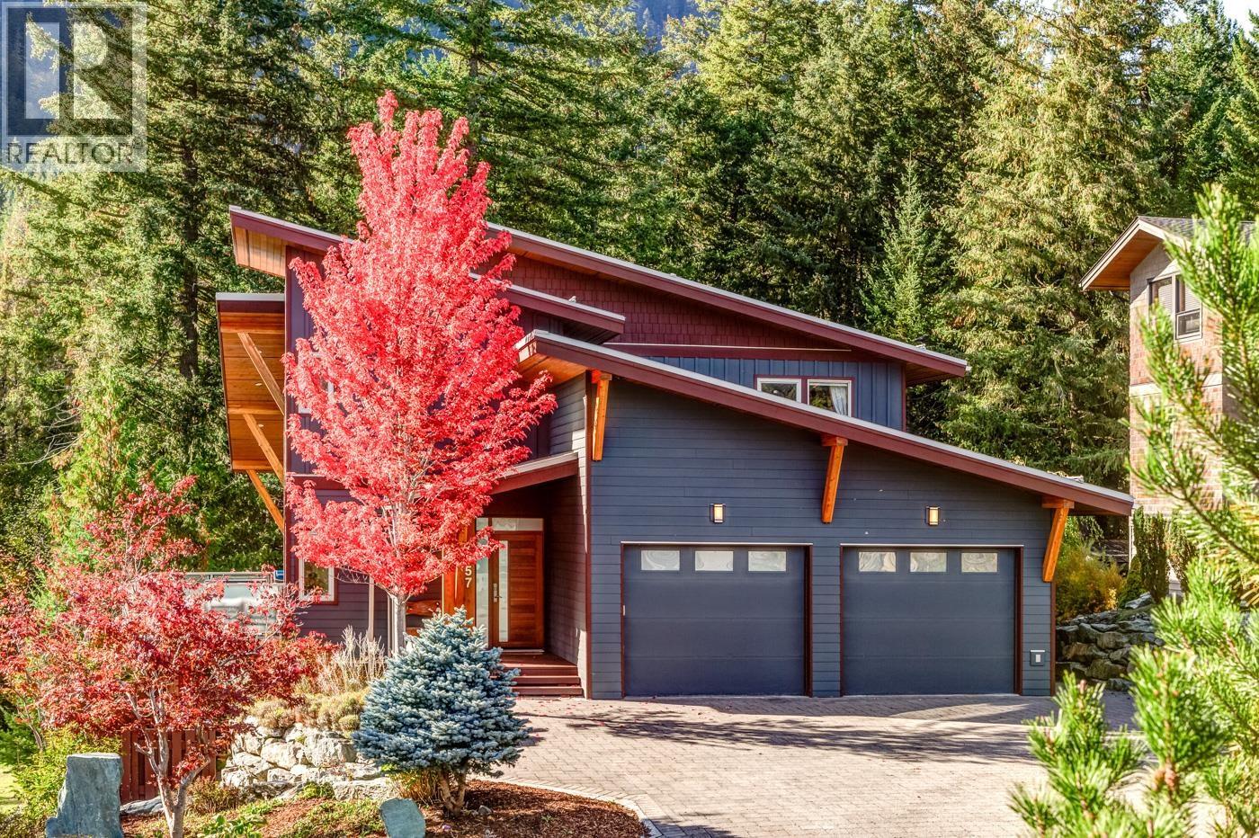 7457 Dogwood Street, Pemberton, British Columbia  V0N 2L0 - Photo 2 - R3012290