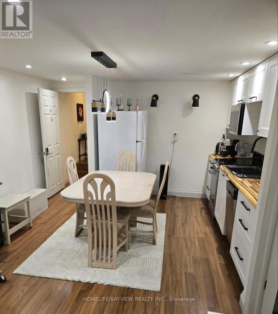 44 Bowshelm Court, Mississauga, Ontario  L5N 1K1 - Photo 2 - W12723218