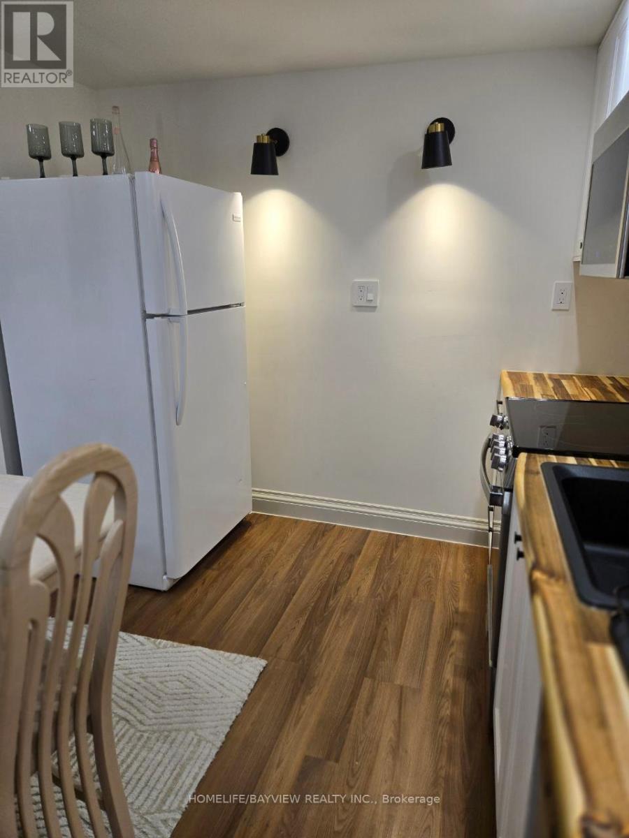 44 Bowshelm Court, Mississauga, Ontario  L5N 1K1 - Photo 5 - W12723218