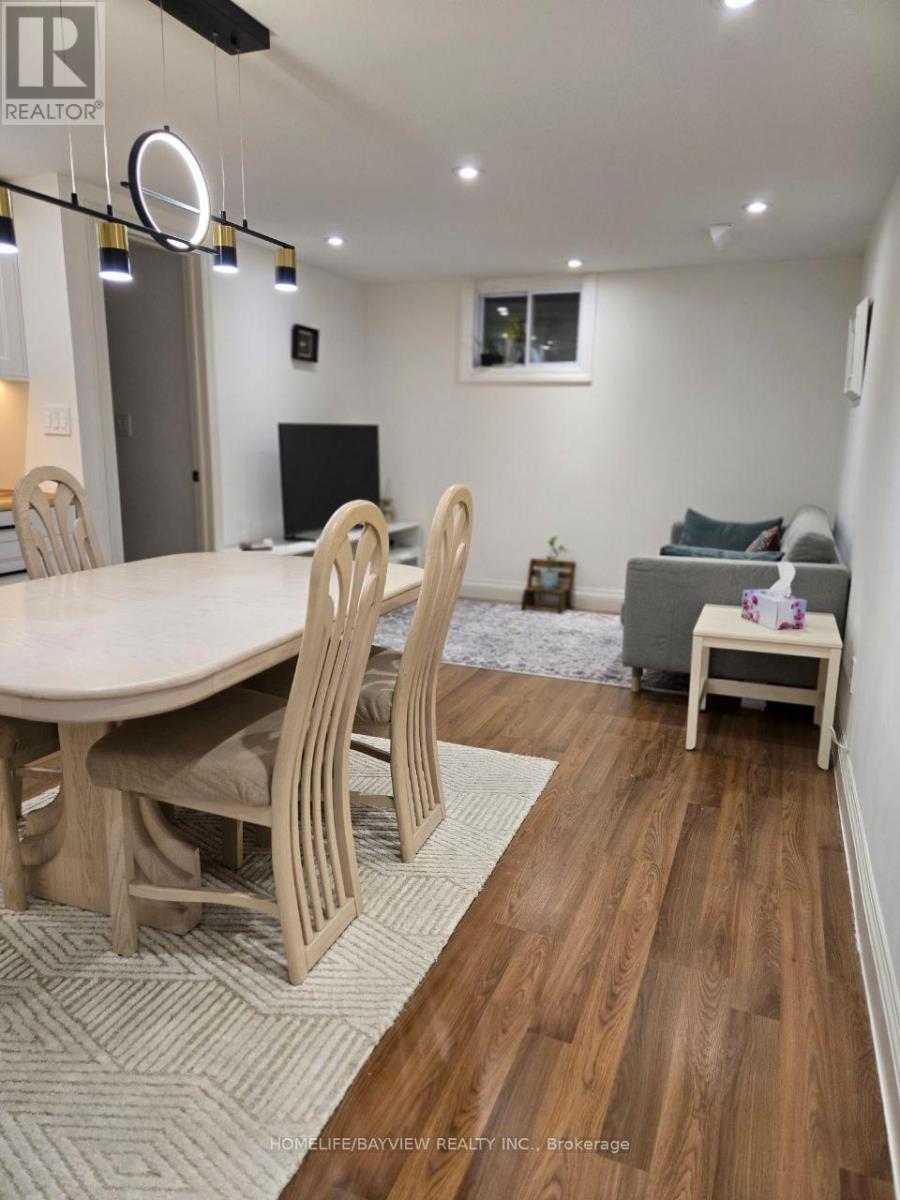 44 Bowshelm Court, Mississauga, Ontario  L5N 1K1 - Photo 7 - W12723218