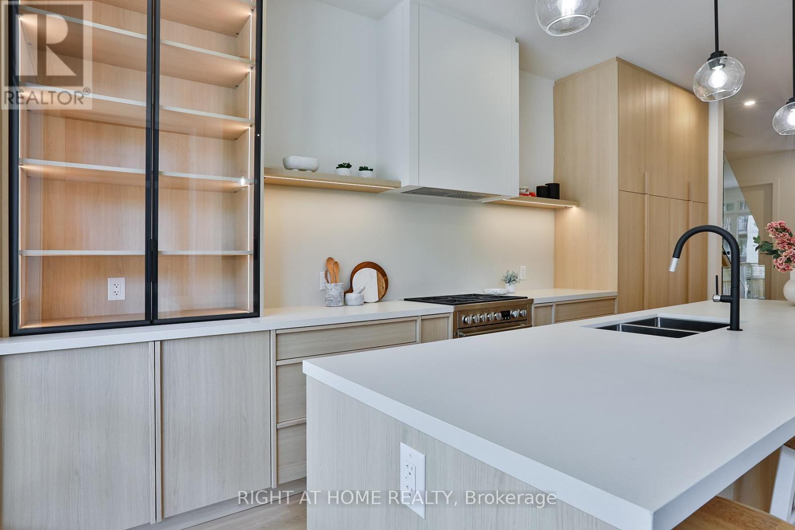 60 Winnifred Avenue, Toronto, Ontario  M4M 2X3 - Photo 6 - E12723268