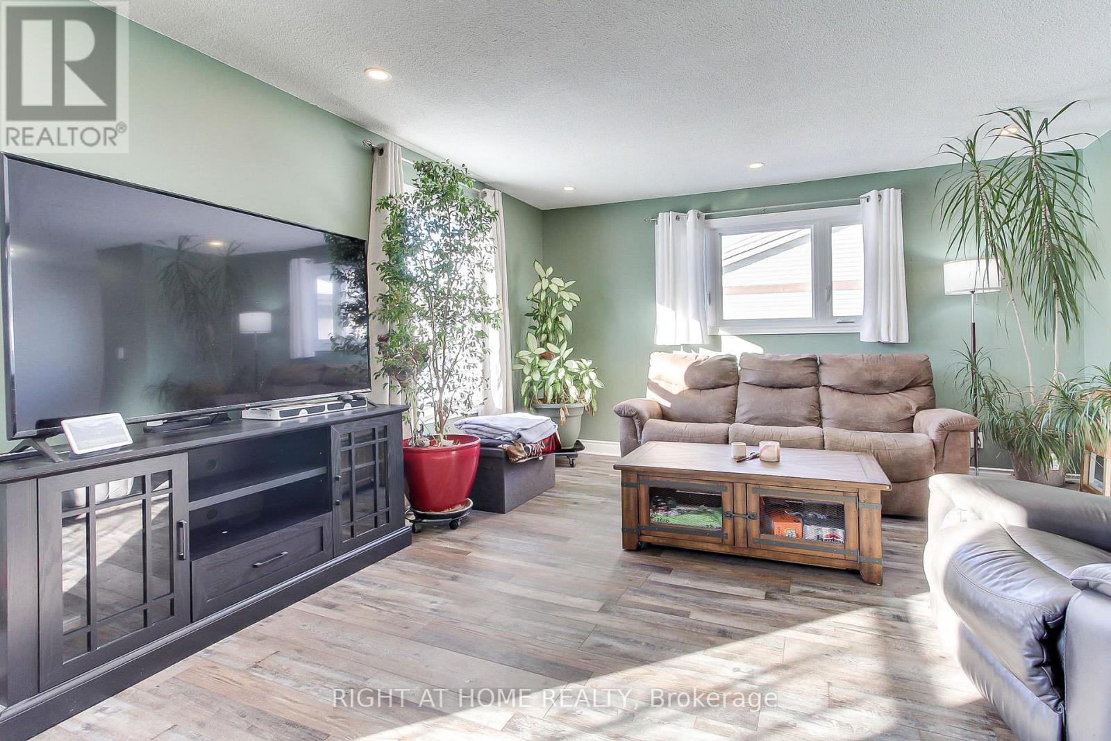 853 Magnolia Avenue, Newmarket, Ontario  L3Y 5H5 - Photo 12 - N12723300