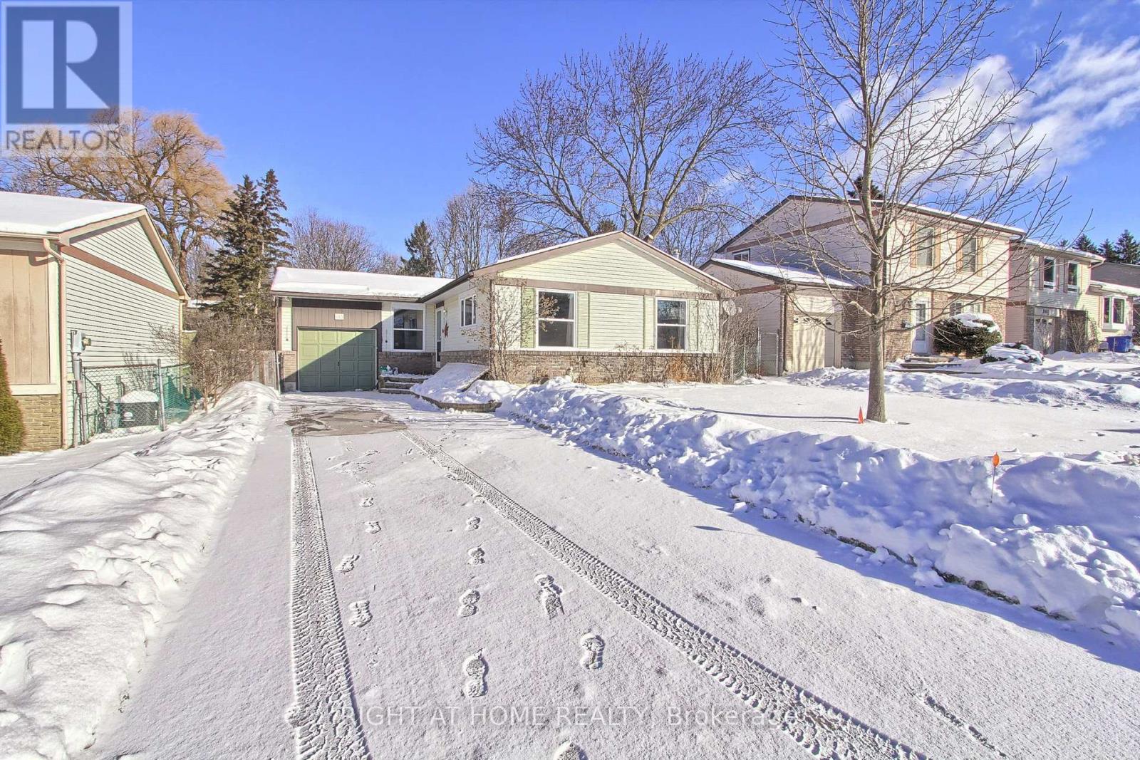 853 Magnolia Avenue, Newmarket, Ontario  L3Y 5H5 - Photo 2 - N12723300