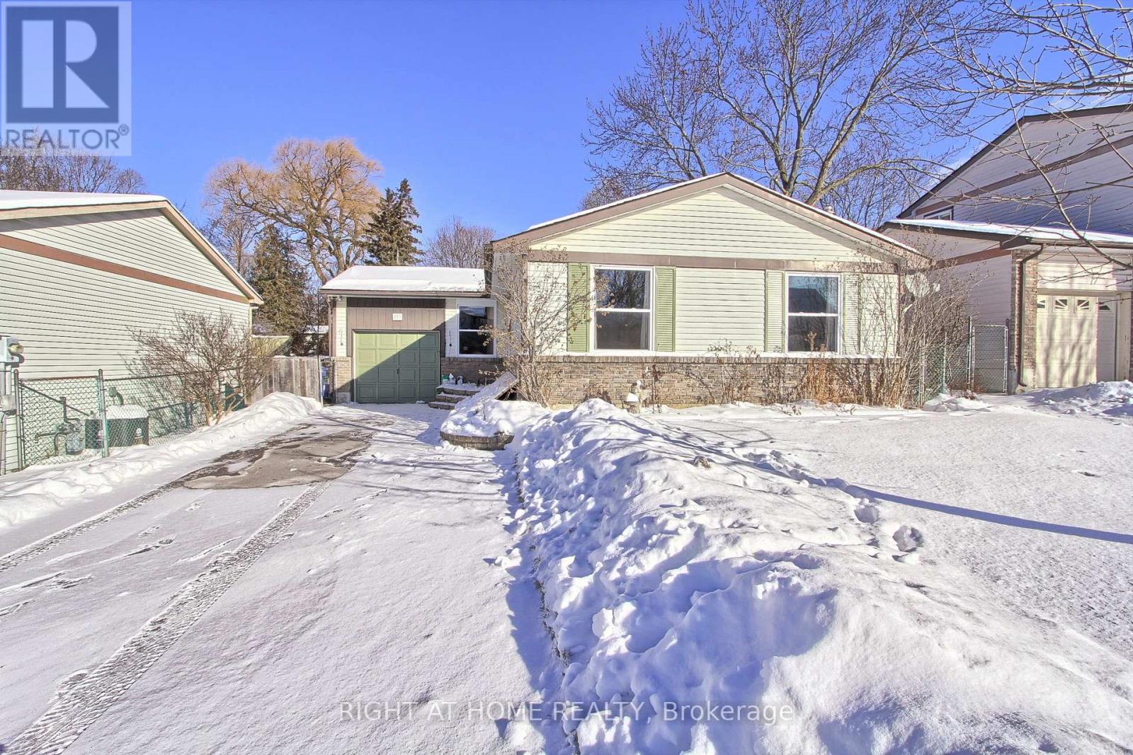 853 Magnolia Avenue, Newmarket, Ontario  L3Y 5H5 - Photo 3 - N12723300