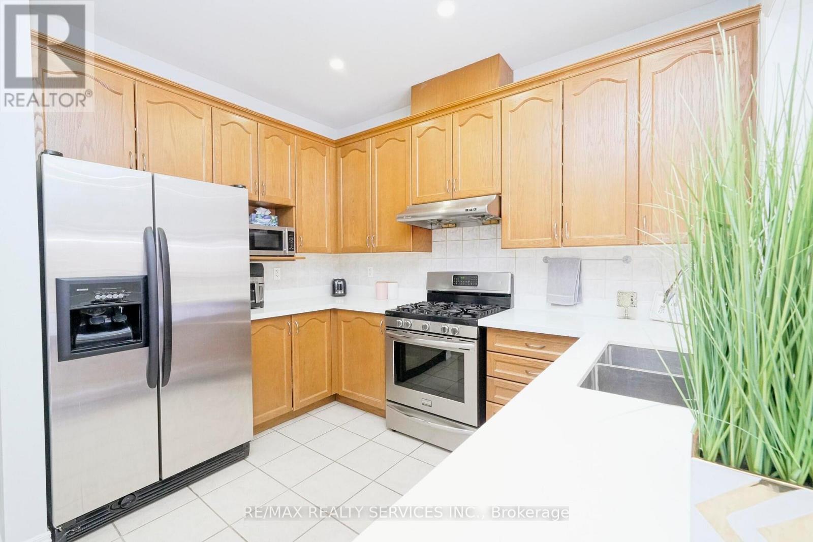 49 Crystalview Crescent, Brampton, Ontario  L6P 2R7 - Photo 12 - W12723304