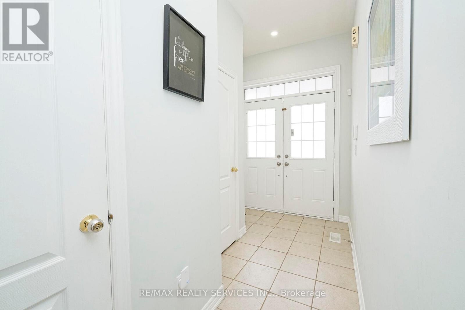 49 Crystalview Crescent, Brampton, Ontario  L6P 2R7 - Photo 5 - W12723304