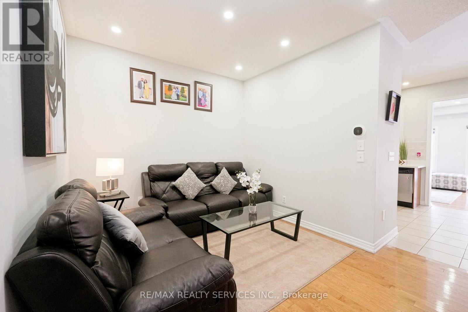 49 Crystalview Crescent, Brampton, Ontario  L6P 2R7 - Photo 7 - W12723304