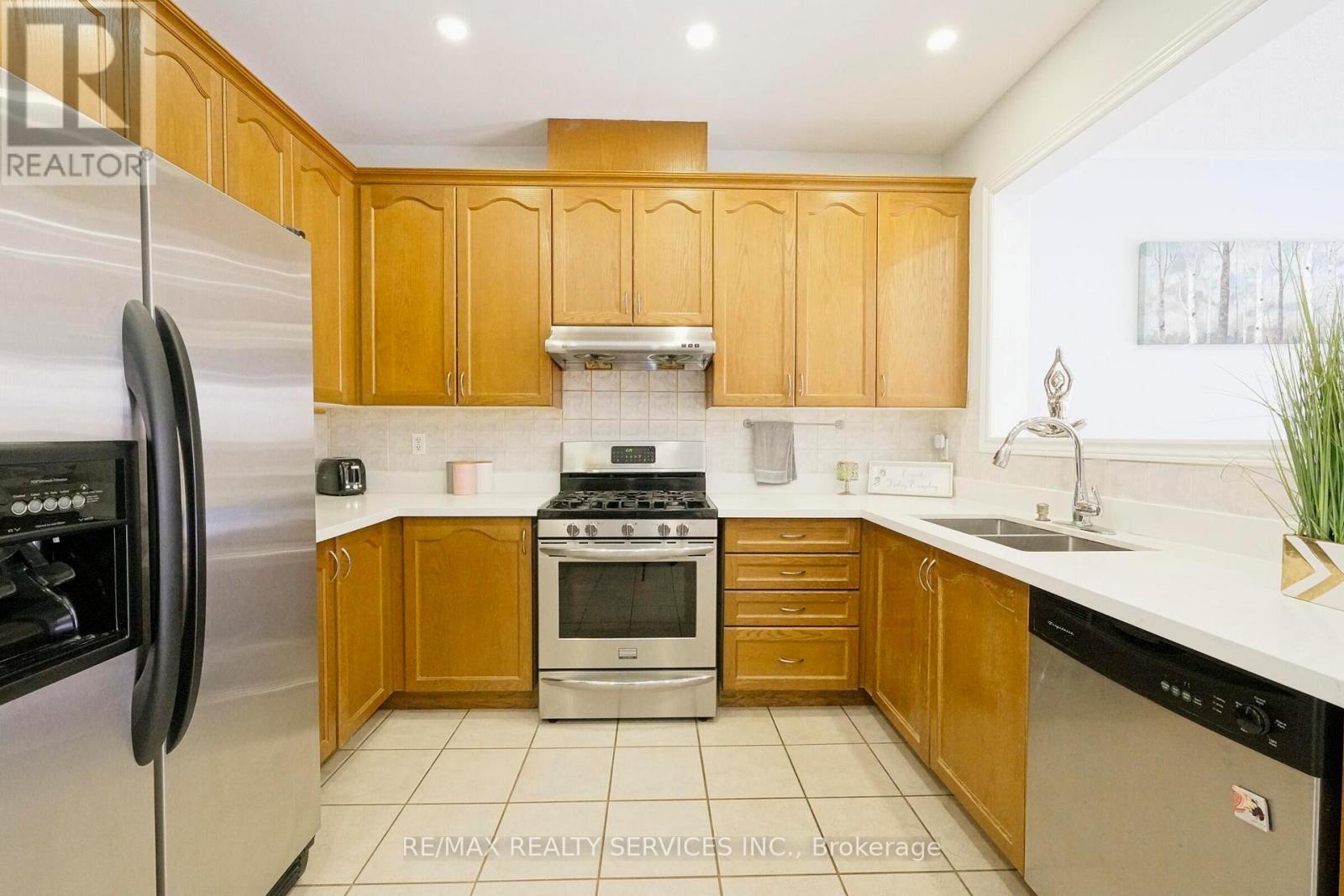 49 Crystalview Crescent, Brampton, Ontario  L6P 2R7 - Photo 9 - W12723304