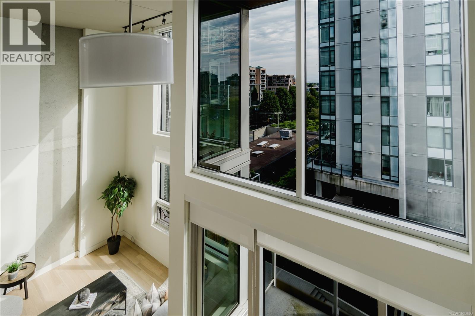 515 989 Johnson St, Victoria, British Columbia  V8V 0E3 - Photo 2 - 1023893