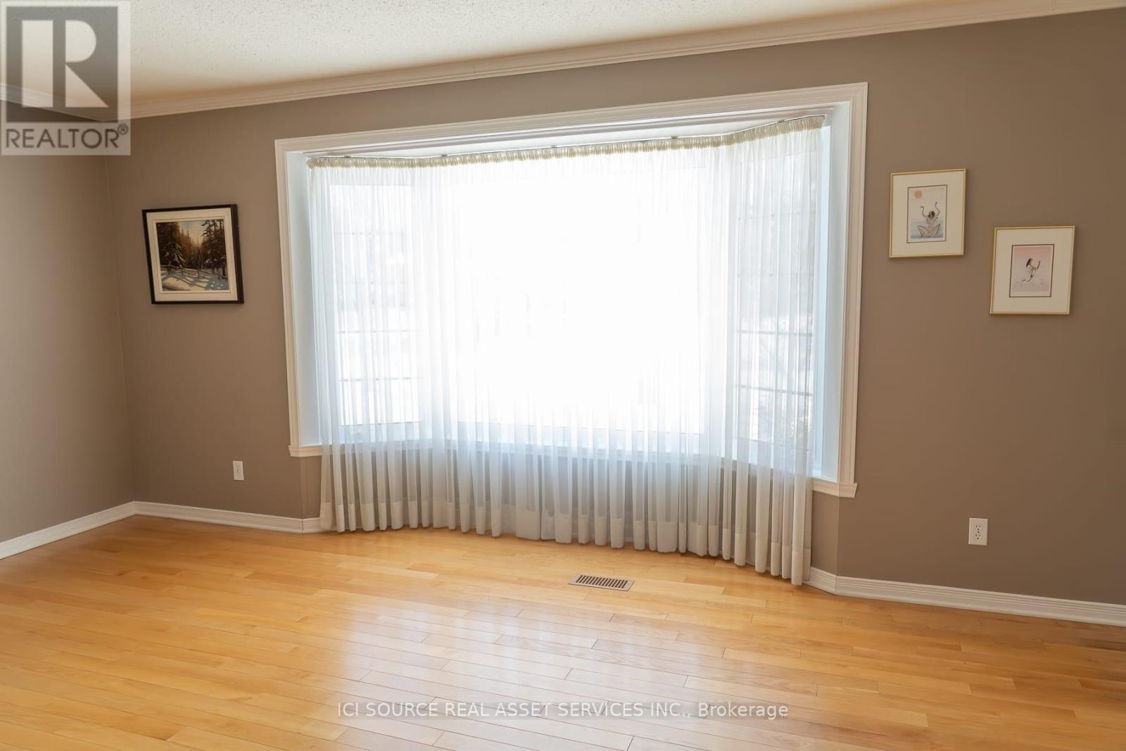 768 Vinette Crescent, Ottawa, Ontario  K1E 1W9 - Photo 4 - X12723316