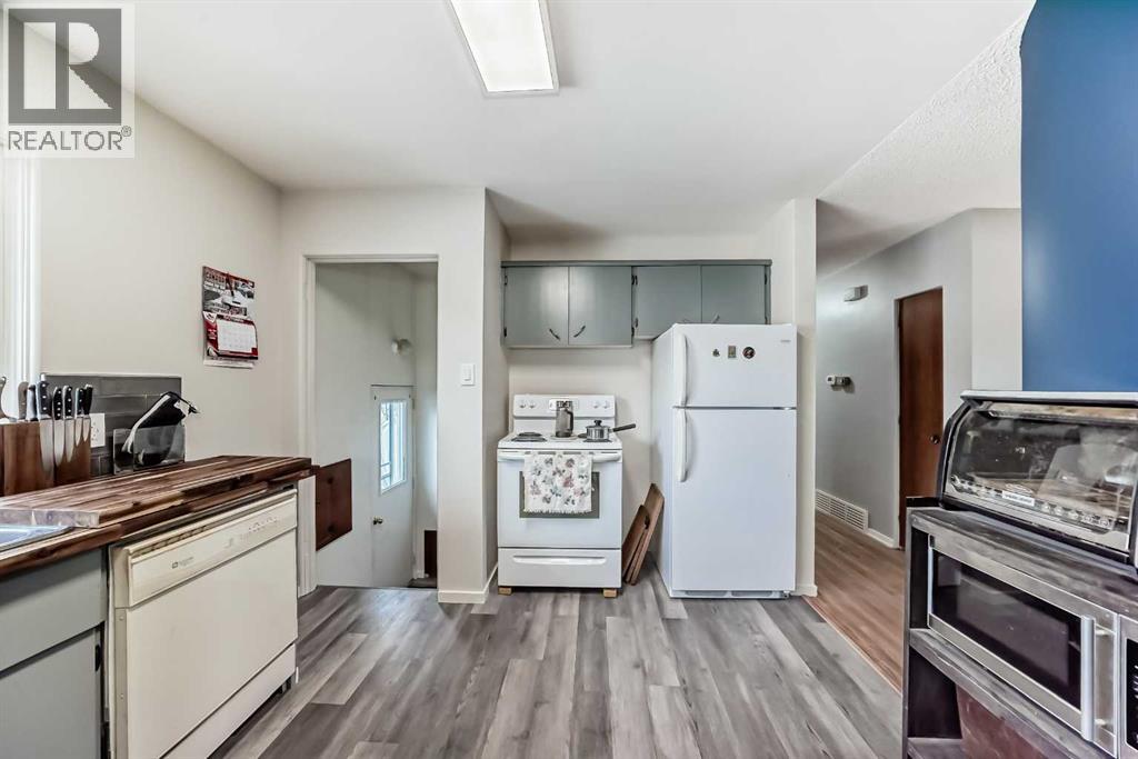 126 Springwood Drive Sw, Calgary, Alberta  T2W 0K5 - Photo 10 - A2261893