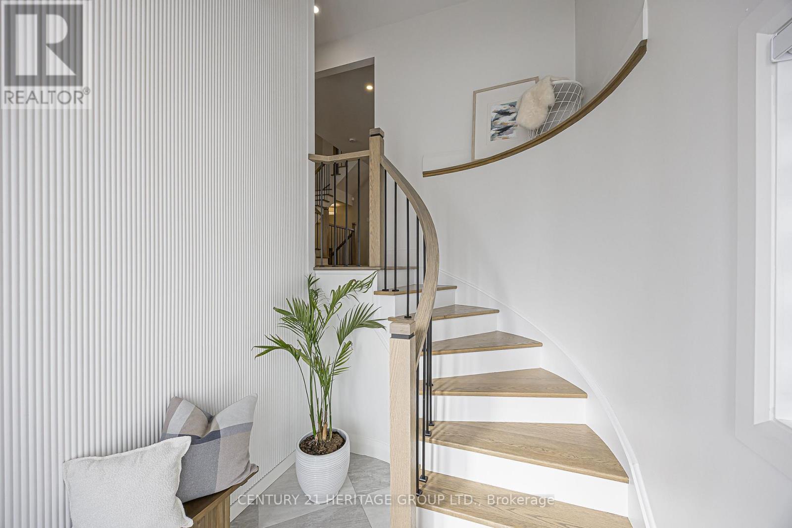 93 Ridge Gate Crescent, East Gwillimbury (Mt Albert), Ontario  L0G 1M0 - Photo 4 - N12723456