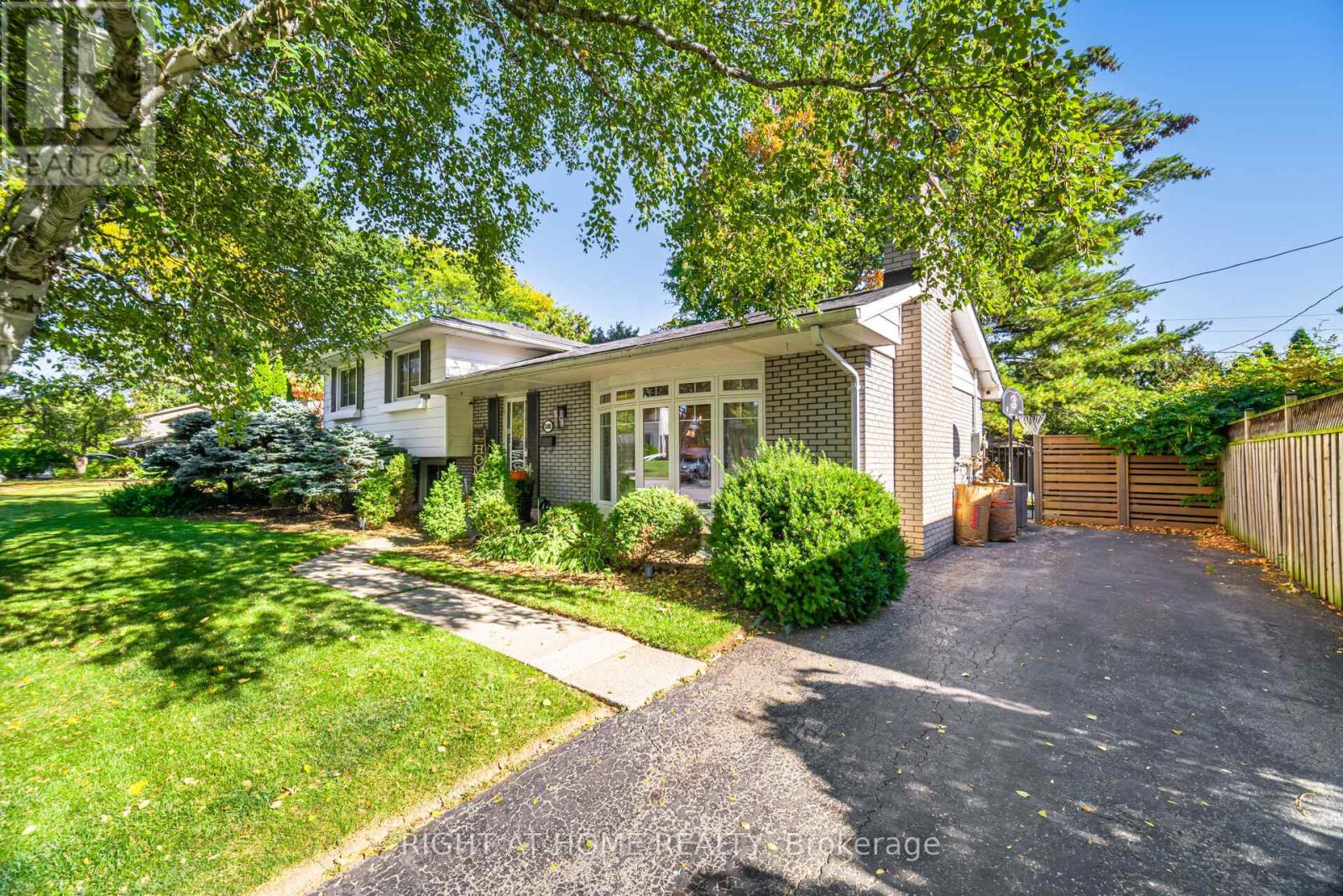 5188 Cherryhill Crescent, Burlington, Ontario  L7L 4C4 - Photo 3 - W12723412