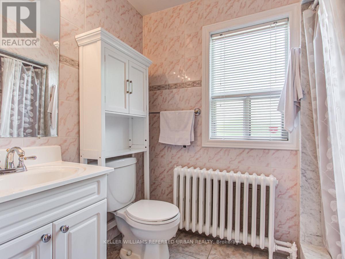 A - 108 Follis Avenue, Toronto, Ontario  M6G 2Z3 - Photo 10 - C12722780