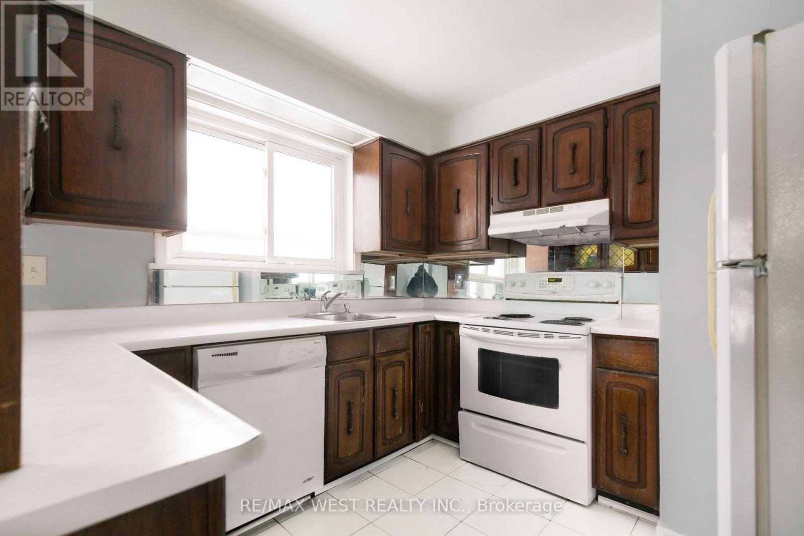 29 Monterrey Drive, Toronto, Ontario  M9V 1S7 - Photo 5 - W12722952