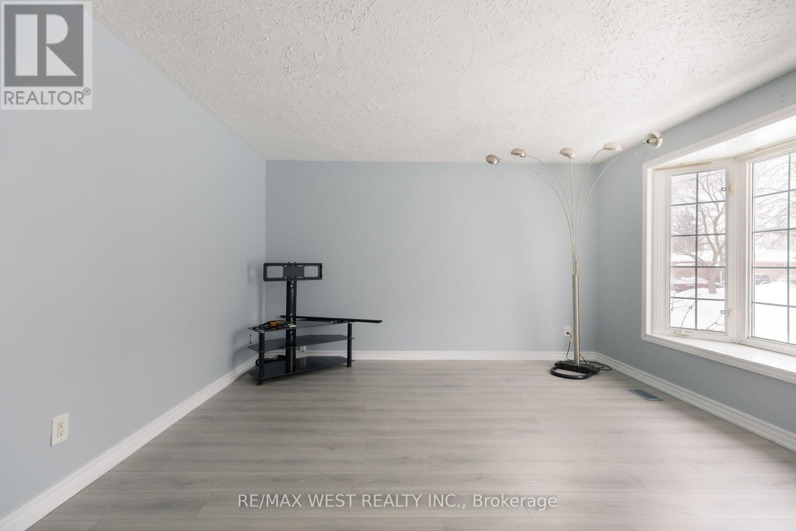 29 Monterrey Drive, Toronto, Ontario  M9V 1S7 - Photo 9 - W12722952