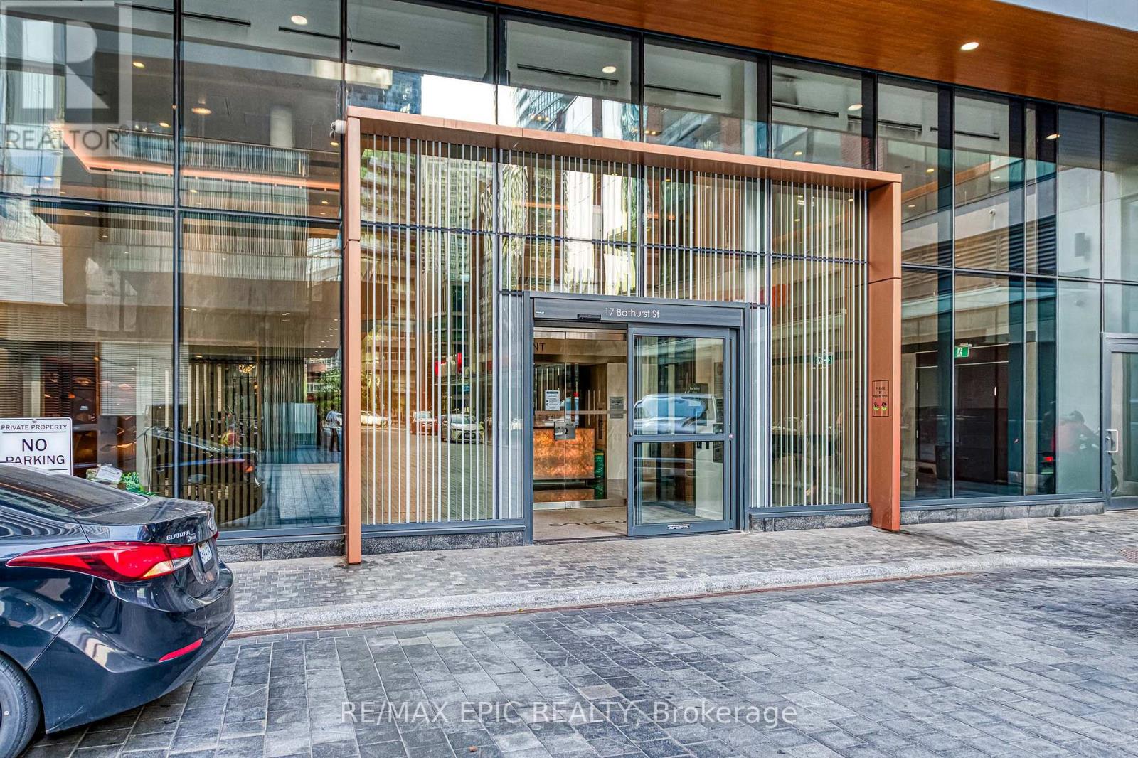 810 - 17 Bathurst Street, Toronto, Ontario  M5V 0N1 - Photo 2 - C12723510