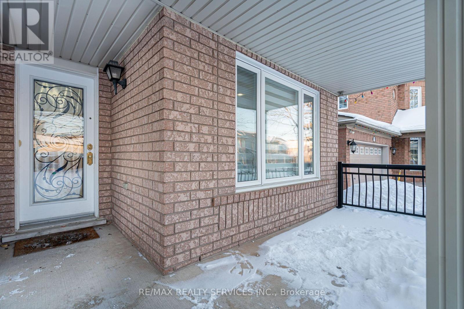 10 Penn Drive, Brampton, Ontario  L7A 1N8 - Photo 4 - W12723562
