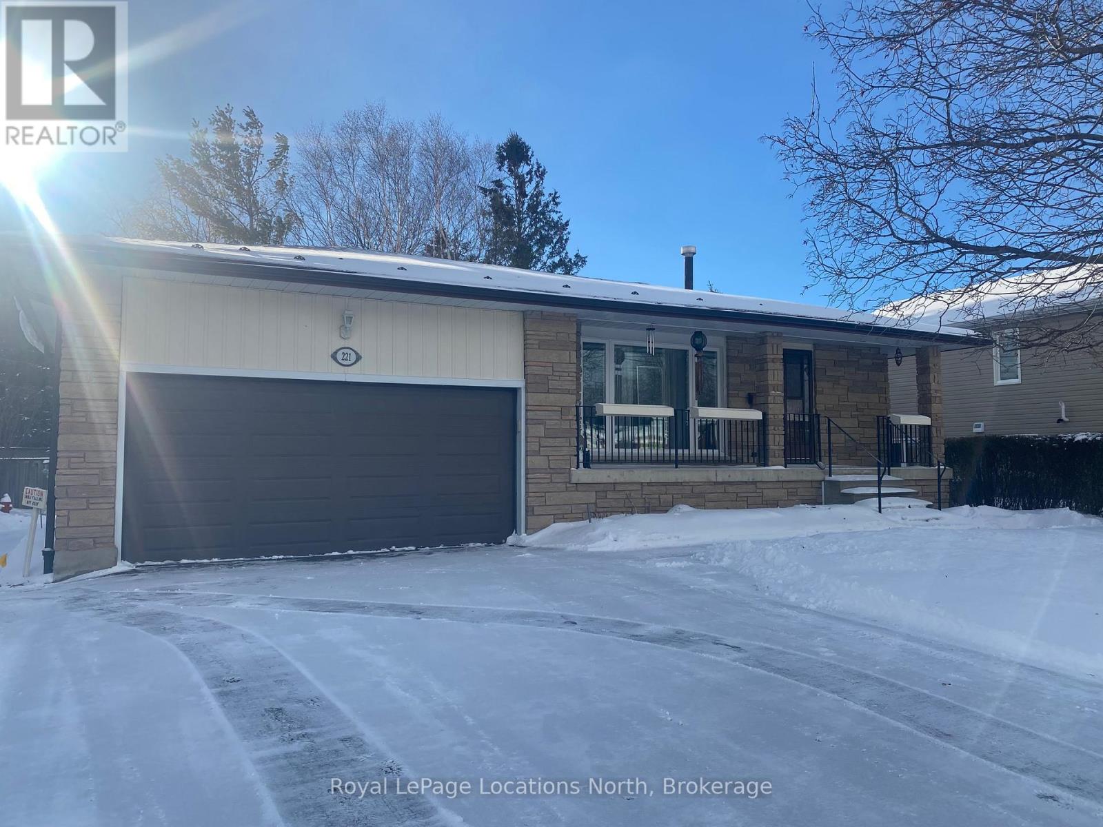 221 John Street, Clearview, Ontario  L0M 1S0 - Photo 2 - S12656324