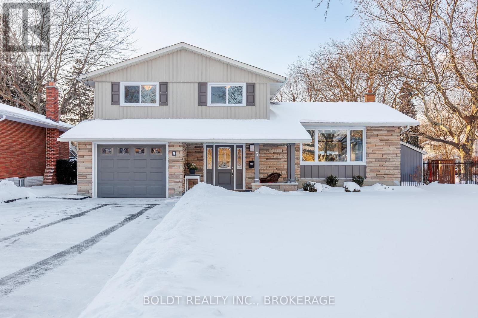 5 Upper Canada Drive, St. Catharines, Ontario  L2N 3H3 - Photo 1 - X12723838