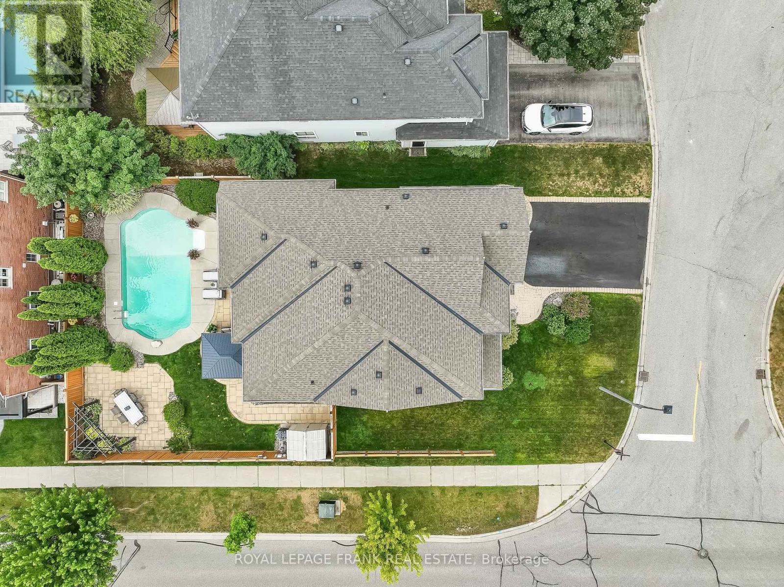 2 Braddock Court, Whitby, Ontario L1M 2N1 - Photo 3 - E12723784