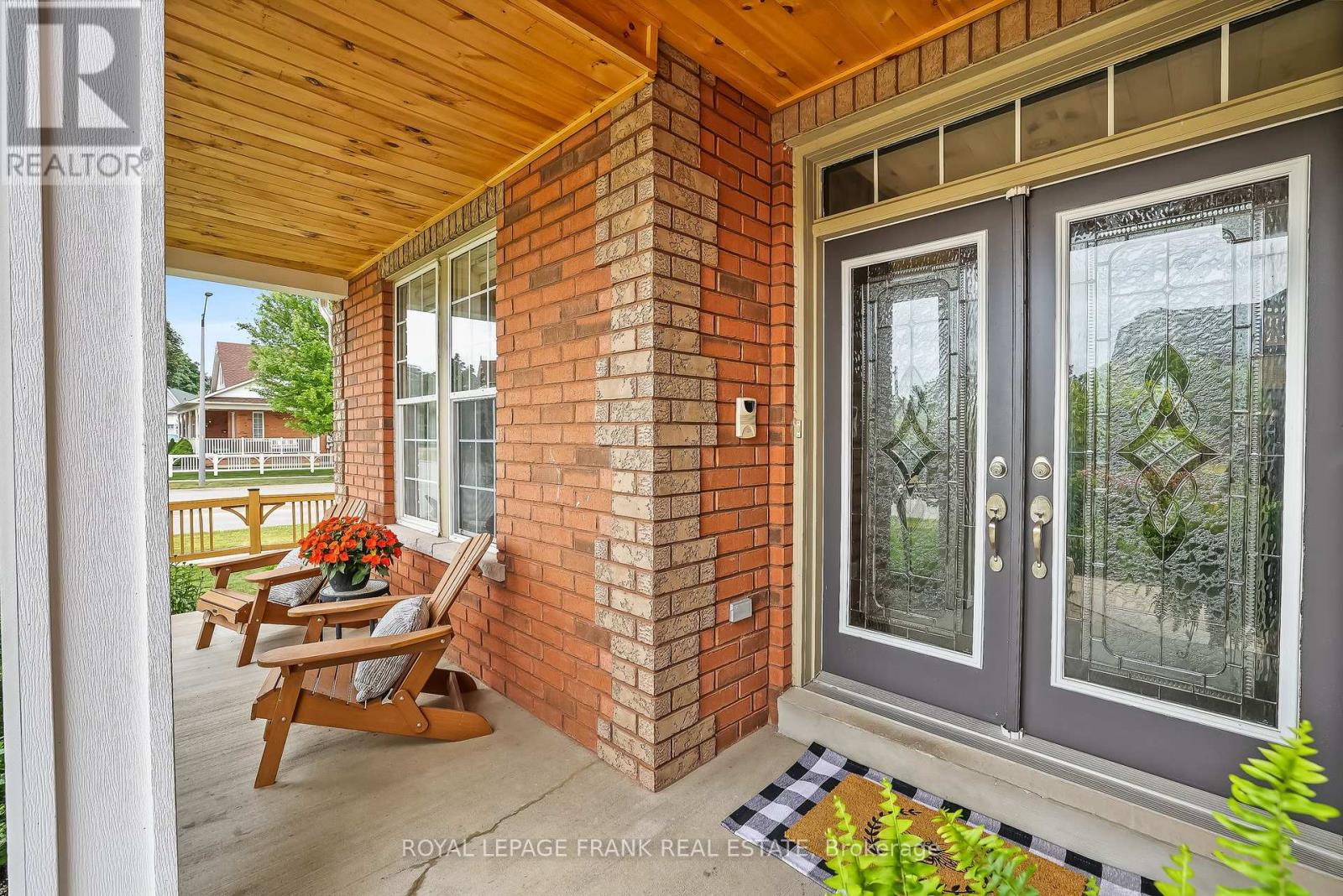 2 Braddock Court, Whitby, Ontario L1M 2N1 - Photo 4 - E12723784