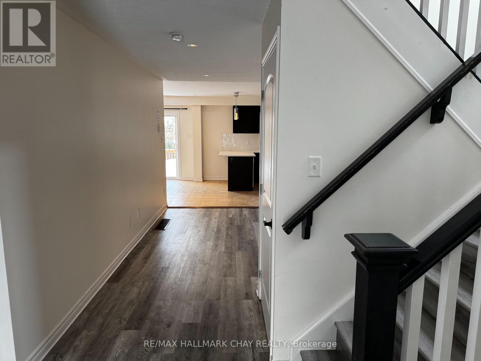 77 White Crescent, Barrie (Holly), Ontario L4N 5Z9 - Photo 9 - S12723646