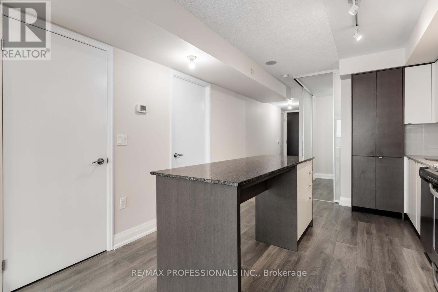 606 - 9 Valhalla Inn Road, Toronto, Ontario  M9B 0B2 - Photo 11 - W12723602