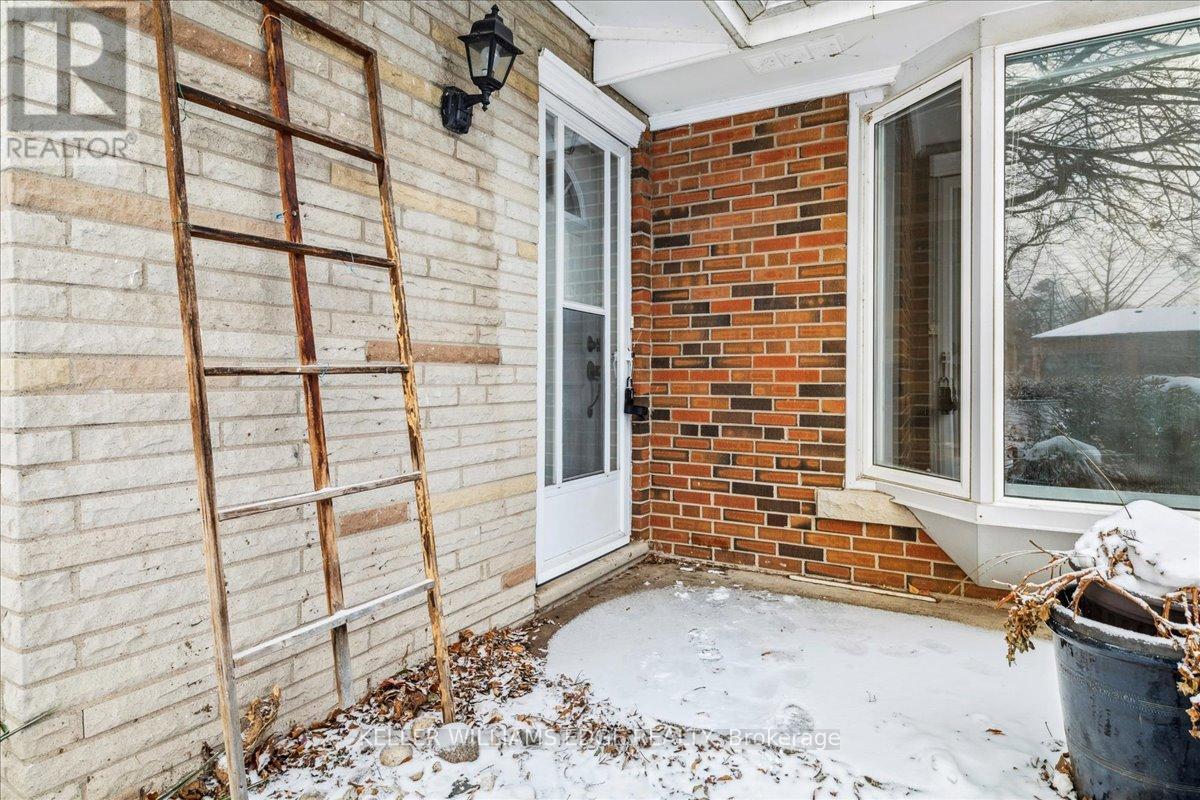 359 Pepper Drive, Burlington, Ontario  L7R 3C8 - Photo 5 - W12723686