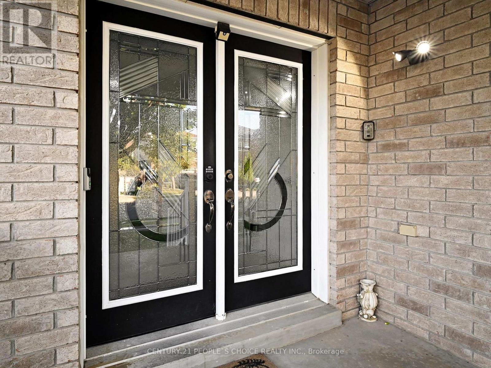 230 Edenbrook Hill Drive, Brampton, Ontario  L7A 2W7 - Photo 2 - W12723734