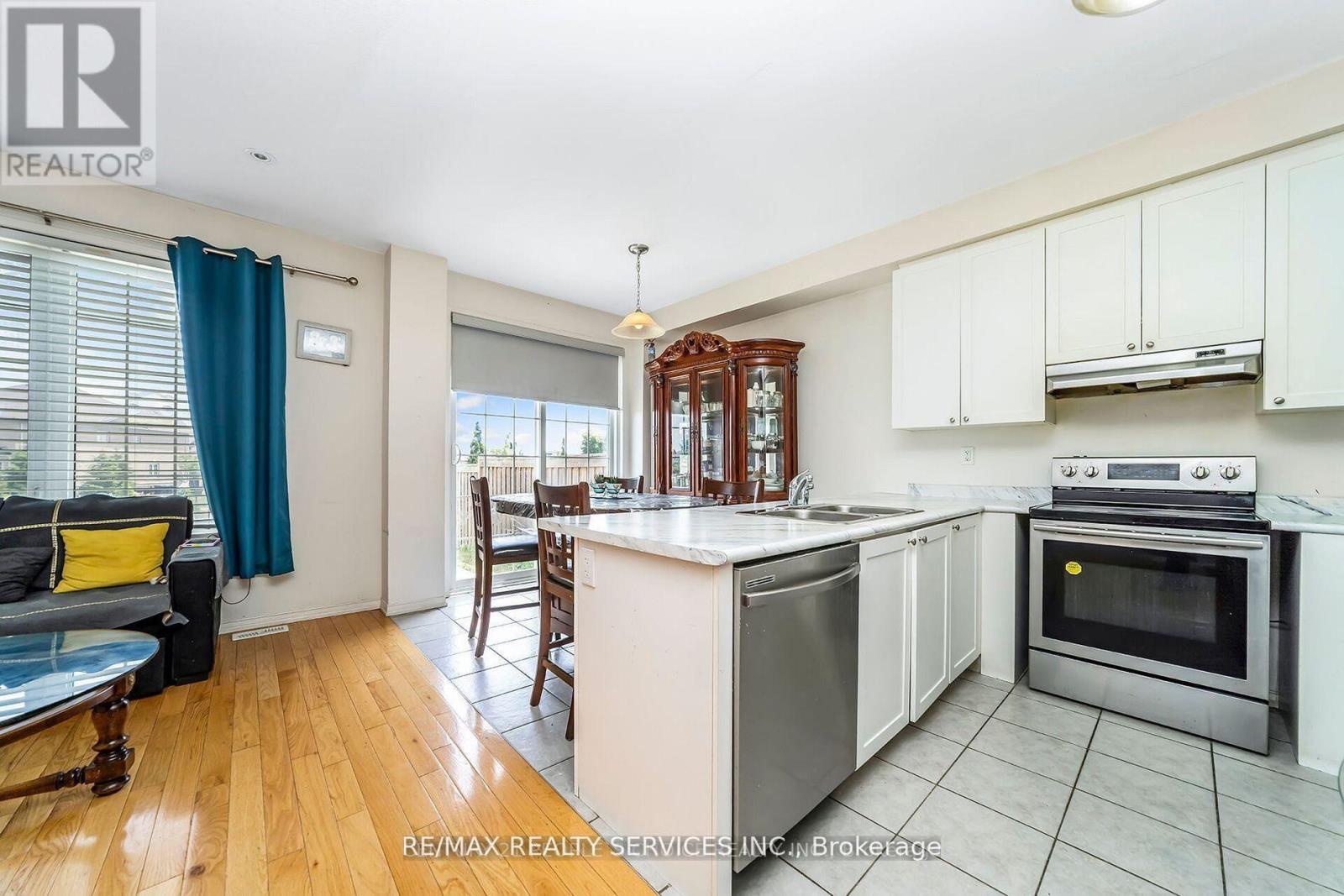 43 Sussexvale Drive, Brampton, Ontario  L6R 3R5 - Photo 10 - W12723816