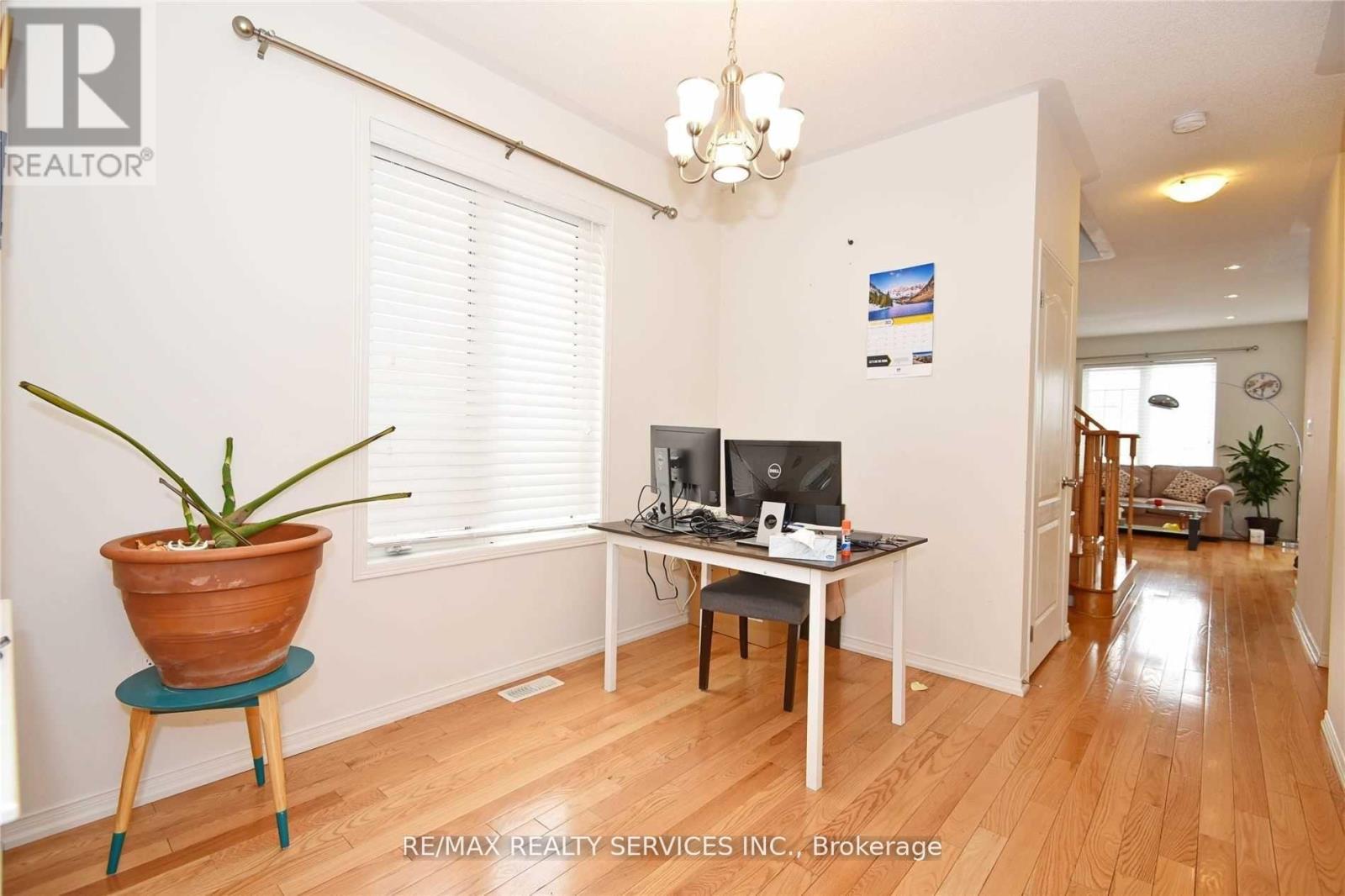 43 Sussexvale Drive, Brampton, Ontario  L6R 3R5 - Photo 4 - W12723816