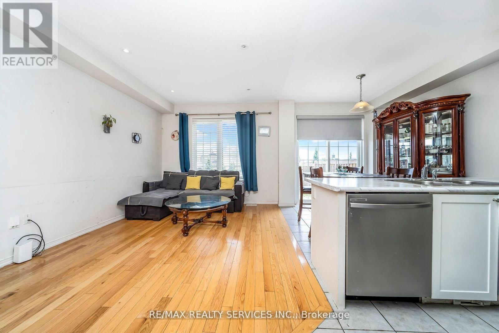 43 Sussexvale Drive, Brampton, Ontario  L6R 3R5 - Photo 5 - W12723816