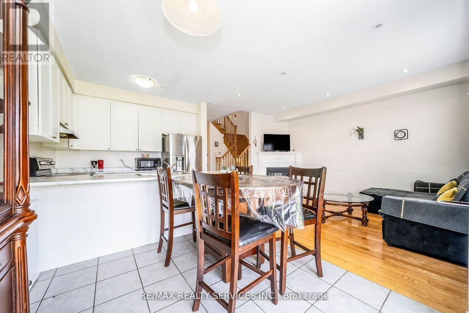 43 Sussexvale Drive, Brampton, Ontario  L6R 3R5 - Photo 8 - W12723816