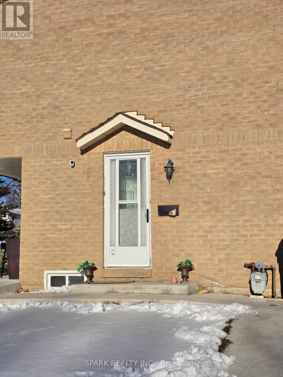 6395 Millers Grove, Mississauga, Ontario  L5N 3M6 - Photo 2 - W12723830