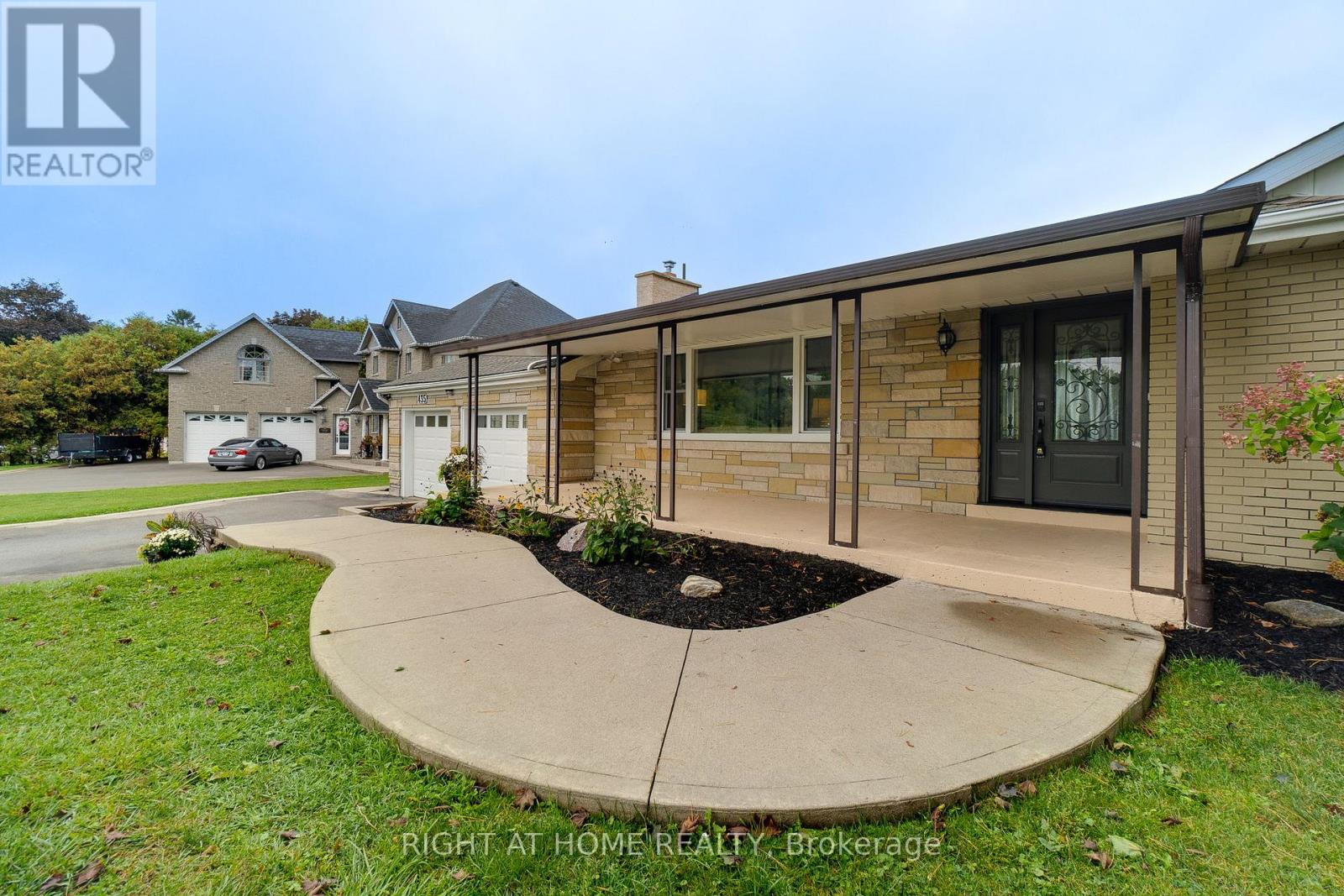 435 Parkside Drive, Hamilton, Ontario  L8B 0Y6 - Photo 2 - X12723736