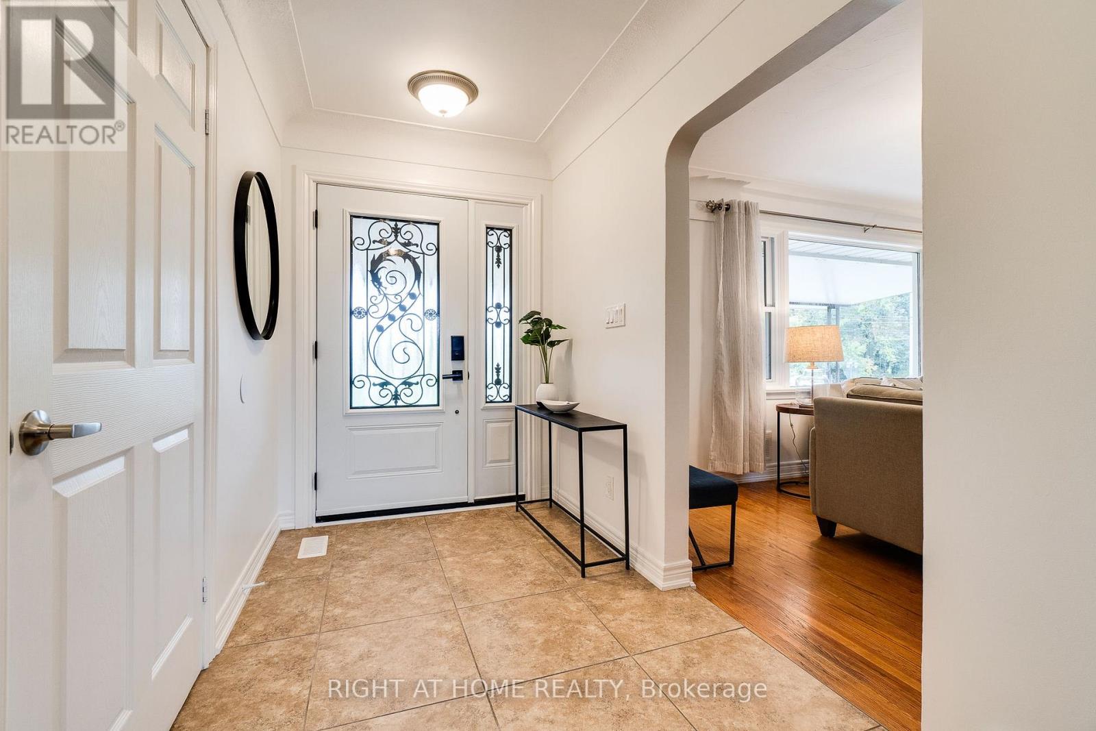 435 Parkside Drive, Hamilton, Ontario  L8B 0Y6 - Photo 3 - X12723736