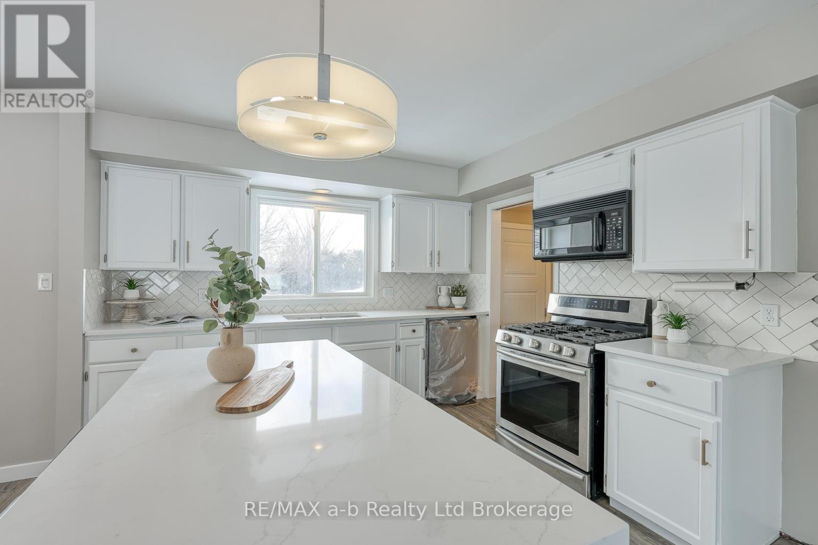 18 Bigham Crescent, Woodstock, Ontario  N4S 8H1 - Photo 9 - X12723860