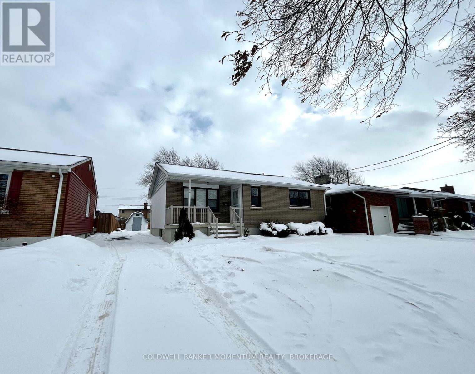 Main - 34 Golden Boulevard, Welland, Ontario  L3B 1H4 - Photo 2 - X12723870