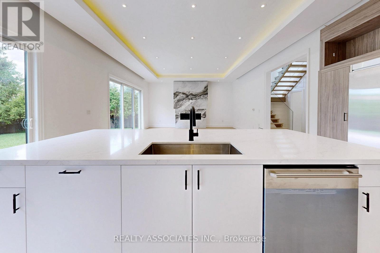 32 Cossar Avenue, Aurora, Ontario  L4G 3N8 - Photo 17 - N12723942